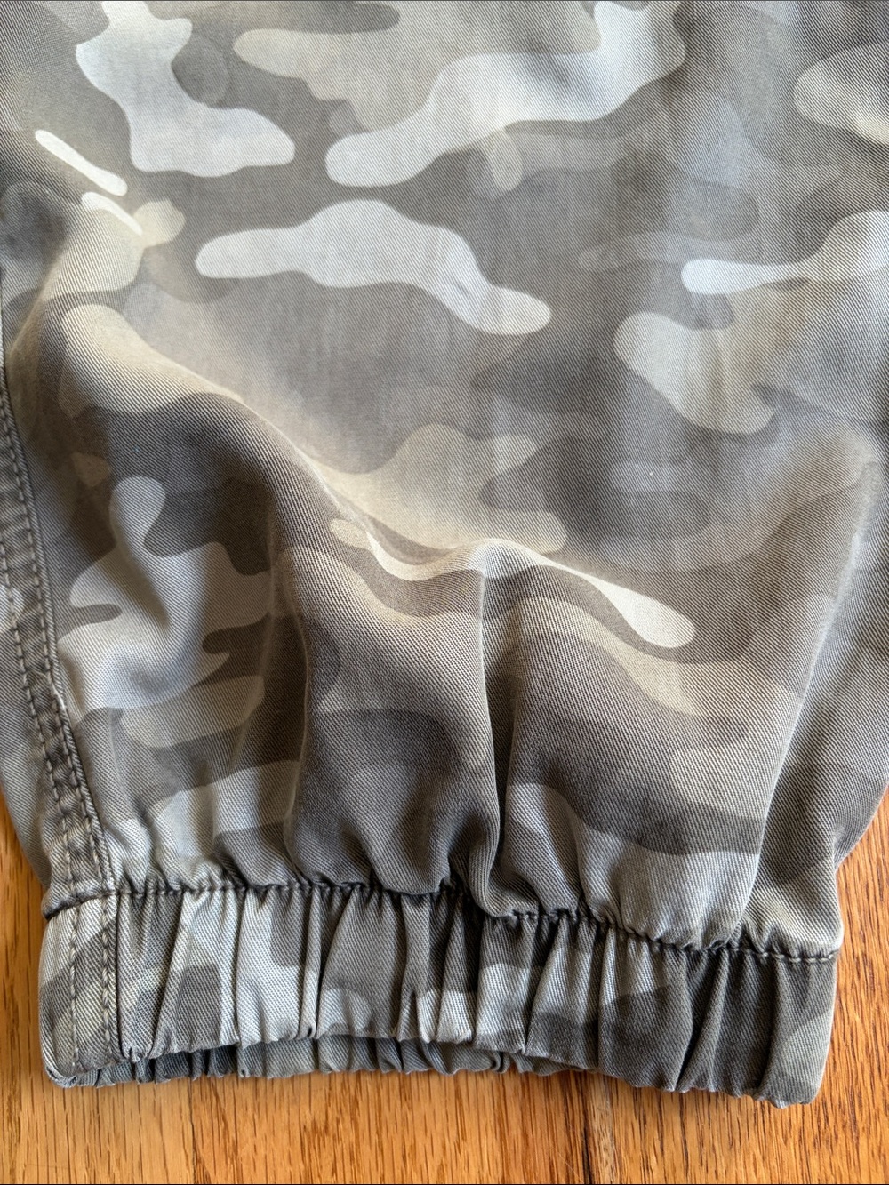 American Eagle AEO Camo Cargo Slouchy Joggers Pants. Size: Large. Like new! - Picture 7 of 11